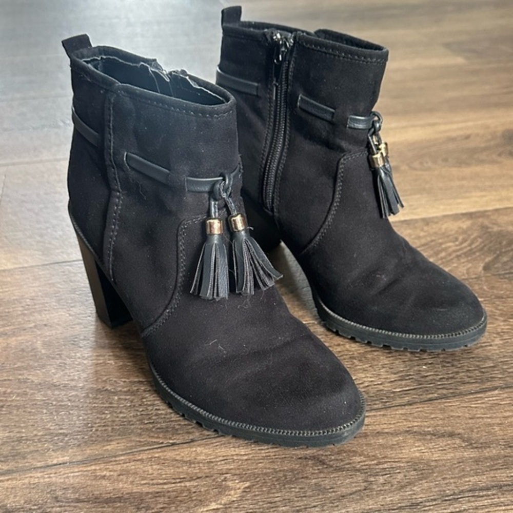 Jaclyn Smith Black Faux Suede Tassel Ankle Side Zipper Stacked 3.5”Heel Booties